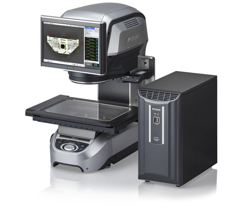 Digitaler Messprojektor KEYENCE IM-8000 mit Monitor, Glas-Messtisch und Controller.