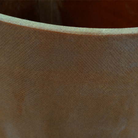Nahaufnahme eines braunen Rohrs mit strukturierter Oberfl&auml;che, hellem oberen Rand und einem wei&szlig;en Etikett mit der Aufschrift &bdquo;Phenolic Tube&ldquo; sowie den Ma&szlig;en &Oslash; 335 &times; 345 &times; 950 mm.