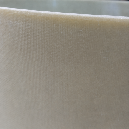 Nahaufnahme eines hellbeigen Rohrs mit fein gemusterter Oberfl&auml;che und einem wei&szlig;en Etikett mit der Aufschrift &bdquo;Epoxy Tube&ldquo; sowie den Ma&szlig;en &Oslash; 335 &times; 345 &times; 950 mm.